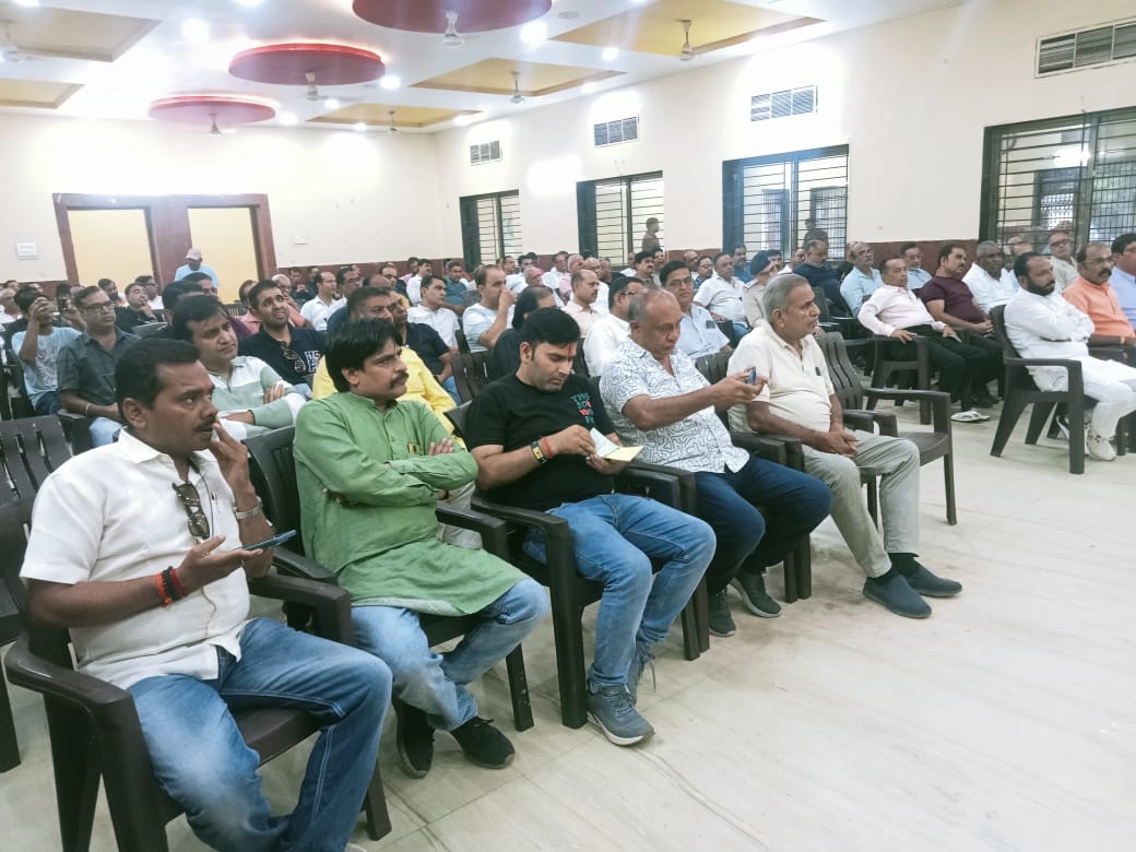 माधव नगर पुलिस का जनसंवादरात्रि में अनावश्यक घूमने वालों पर होगी कार्रवाईकानून व्यवस्था में सुधार के लिए जनमानस ने खुलकर रखे सुझाव