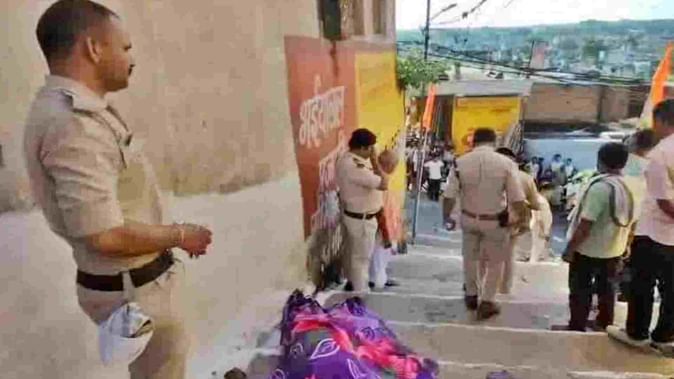 मंदिर की सीढ़ियों में तड़प-तड़प कर मौत, दोस्तों ने चाकुओं से गोद दिया सीना