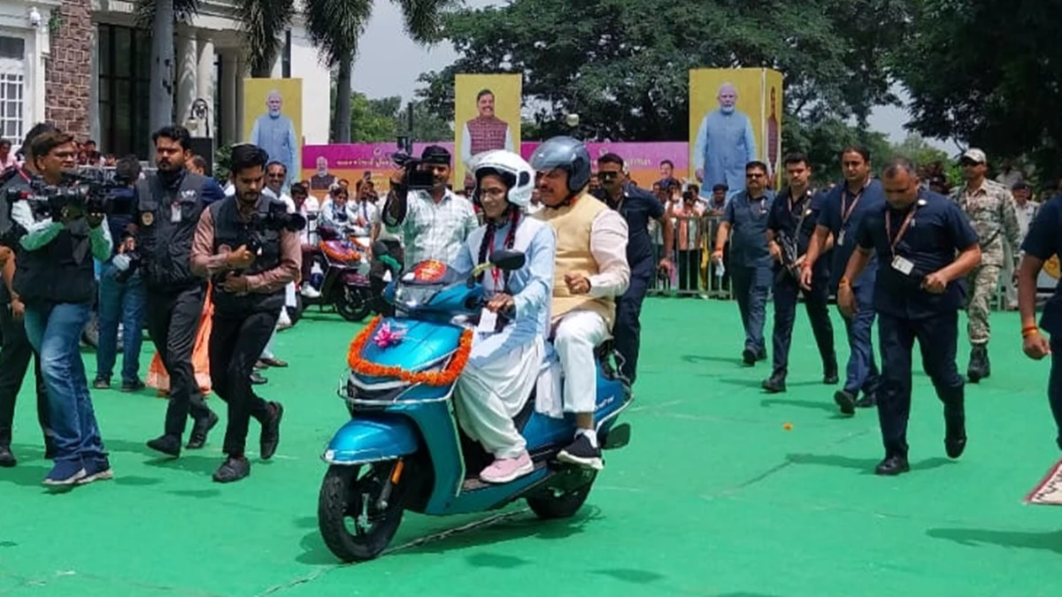 MP में 12वीं में फर्स्ट आने वाले 7832 विद्यार्थियों को सीएम ने दिया स्कूटर