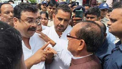 सतना में कृषि मंत्री के दौरे पर हंगामा, उर्वरक की कमी को लेकर कांग्रेस कार्यकर्ताओं और किसानों का विरोध