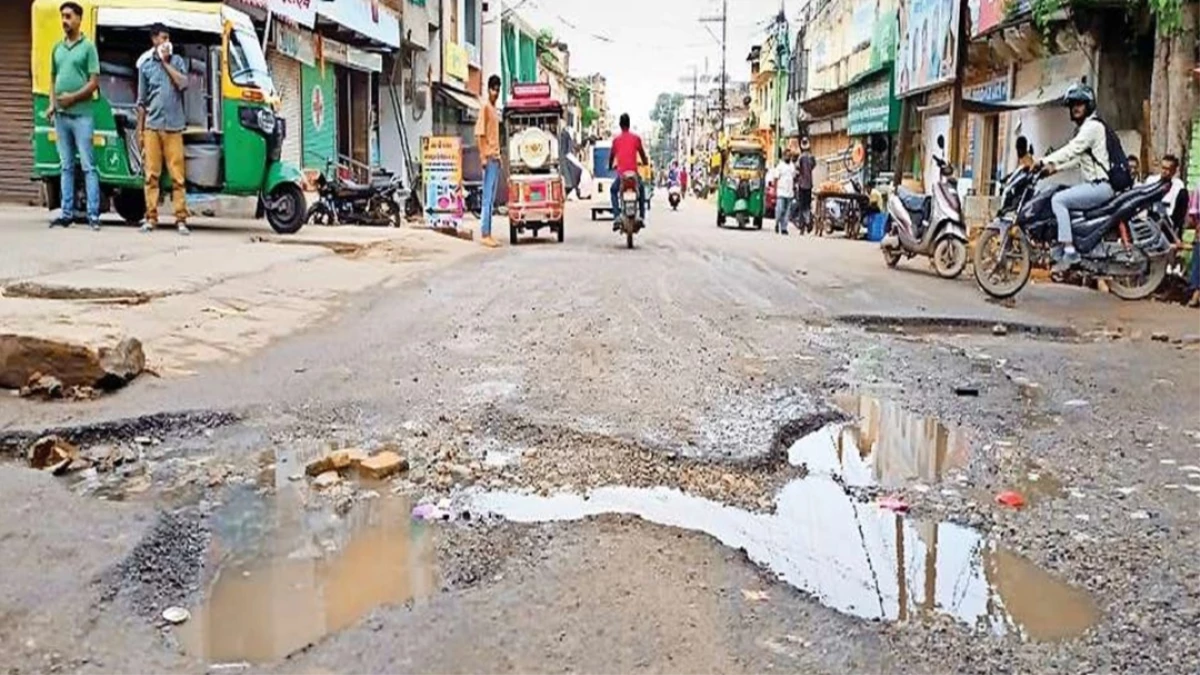 ग्वालियर की सड़कों की बदहाली पर युद्धस्तर पर शुरू हुआ पेच रिपेयरिंग कार्य