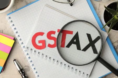 ​ये कैसा रिफॉर्म? नोटबुक GST फ्री, लेकिन कागज पर 18% टैक्स; साड़ी-सूट भी पड़ेंगे महंगे