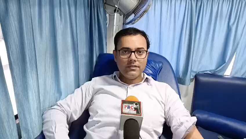 कलेक्टर आशीष तिवारी की प्रेरणा: प्रशासनिक अधिकारियों-कर्मचारियों सहित 20 लोगों ने किया रक्तदान, मानवता की सेवा का दिया संदेश