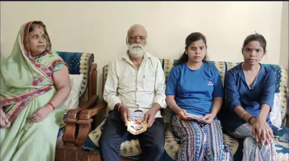 लापता भाई को तलाश रहीं दो बहनें: 3 हजार से ज्यादा पोस्टर लगाए, डेढ़ महीने से लापता है उज्जवल, बहनें बोली- अभी हिम्मत नहीं हारी