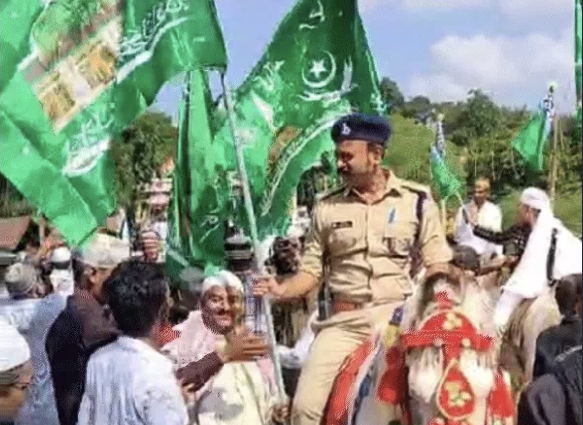 ईद के जुलूस में एसडीओपी ने लहराया धार्मिक झंडा: छतरपुर में घोड़े पर बैठकर झंडा लिए दिखे; बोले- किसी ने पकड़ा दिया था