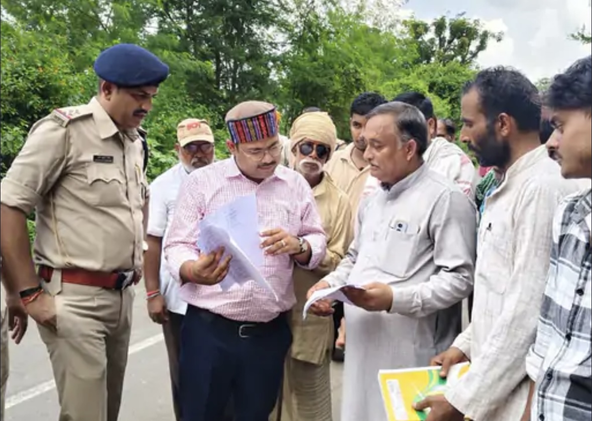 बड़वारा में सरकारी जमीन पर कब्जे का विरोध: लोसपा कार्यकर्ताओं ने किया चक्काजाम, 20 एकड़ जमीन पर अवैध कब्जे का आरोप