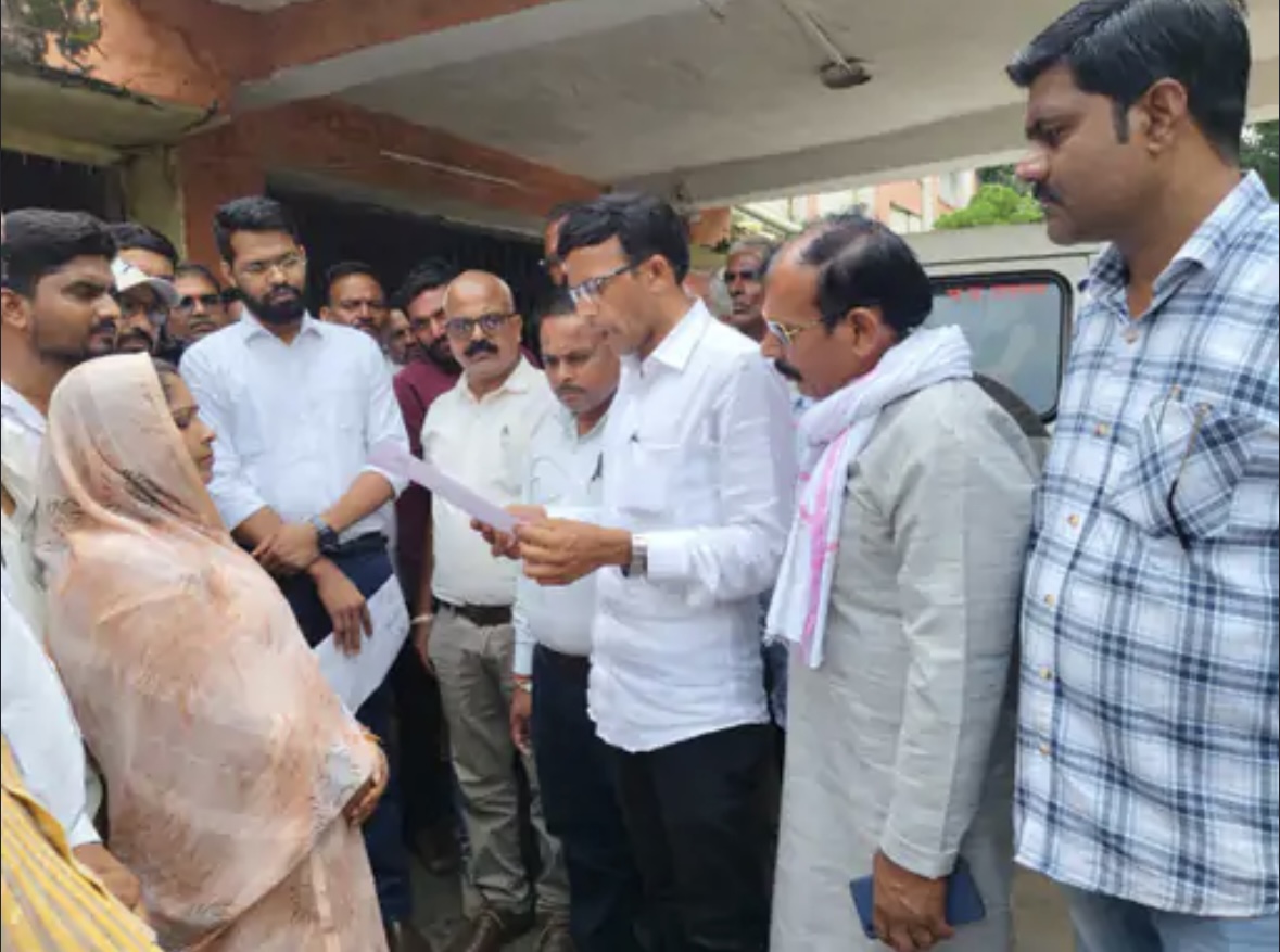 रपंच की हत्या के विरोध में सरपंचों ने की नारेबाजी: परिजनों को आर्थिक मदद देने की मांग, एसडीएम को ज्ञापन सौंपा