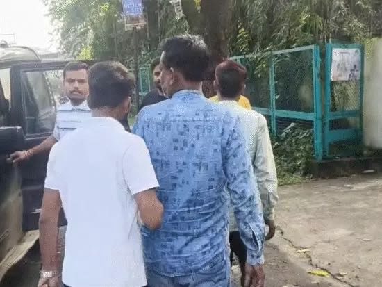 स्कूल वैन ड्राइवर ने 8 साल की बच्ची को घसीटा: टांग उठाकर जमीन पर पटका, लोगों ने बचाया तो गाड़ी लेकर भाग गया