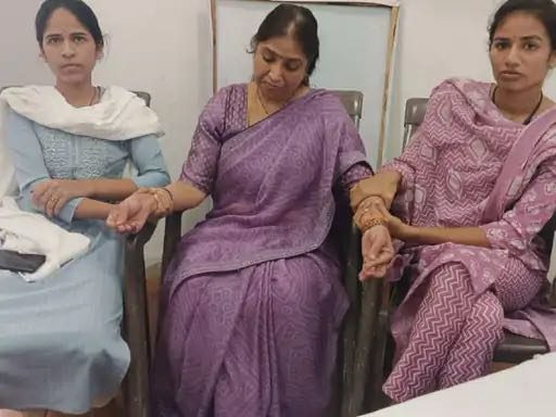 इंदौर में एक्सीलेंस स्कूल की प्रिंसिपल रिश्वत लेते गिरफ्तार: टीचरों से स्थायी नियुक्ति के लिए मांगे पैसे, लोकायुक्त पुलिस से बोली-गलती हो गई