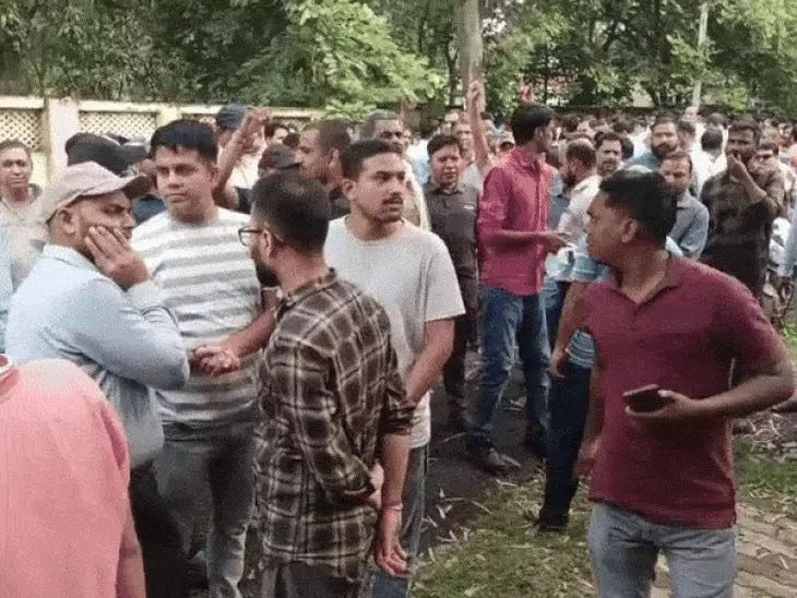 रेलवे कर्मचारियों के क्वार्टर में चोरी कर लगाई आग: कटनी में एरिया मैनेजर की कार घेरकर धरना दिया, सुरक्षा व्यवस्था की मांग की