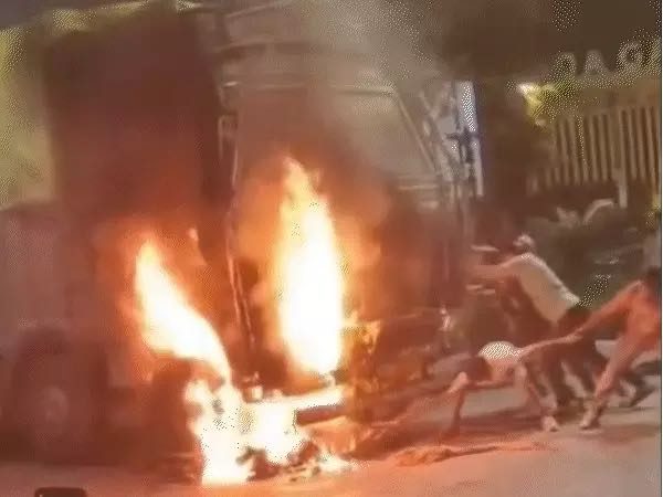 जलते बाइक सवार को ट्रक के नीचे से खींचा: इंदौर हादसे में तीसरी मौत, 15 को टक्कर मारी थी; नो एंट्री में घुसा, ड्राइवर गिरफ्तार