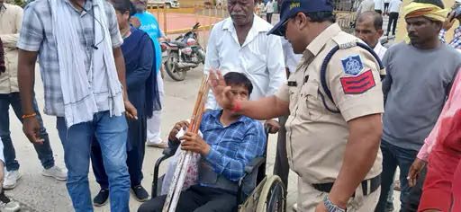 सागर में ट्राईसाइकल के लिए सड़क पर लेटा दिव्यांग: रीड की हड्‌डी टूटने से चल नहीं सका, कलेक्टर कार्यालय में 20 मिनट चला हंगामा
