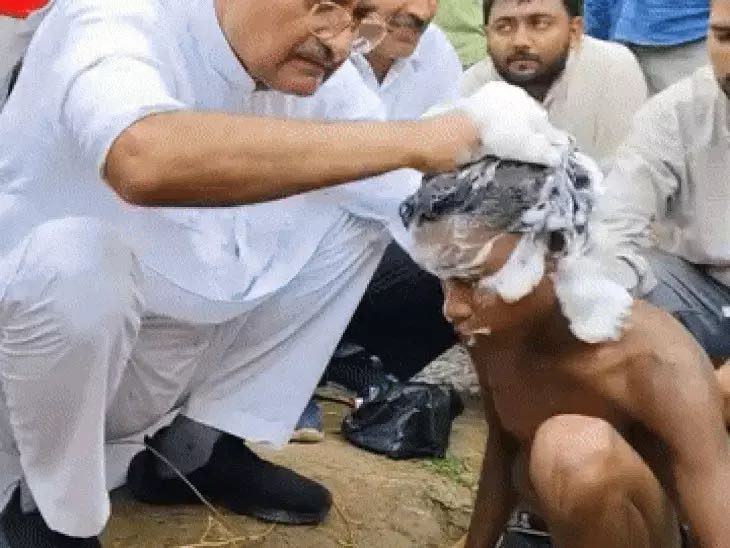 रीवा सांसद ने बच्चों को रगड़-रगड़कर नहलाया: कपड़े धोए और नाखून भी काटे; माता-पिता से बोले- सफाई से स्कूल भेजा करो