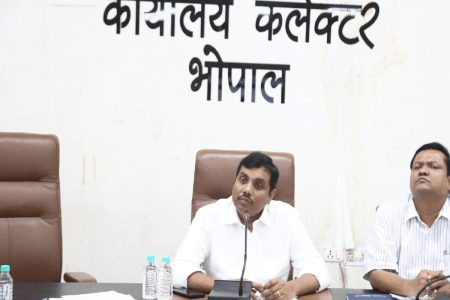 भोपाल कलेक्टर का बड़ा एक्शन: मतदाता सूची में लापरवाही पर 4 BL0 सस्पेंड, 77 को नोटिस