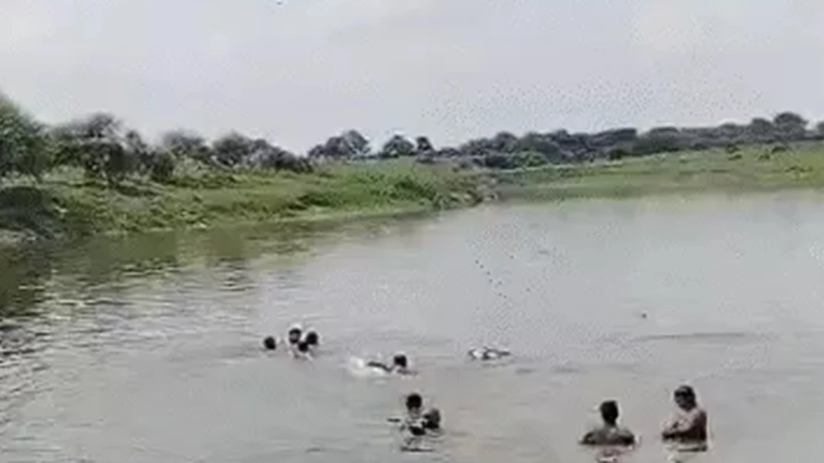 बड़ी दुर्घटना: उज्जैन में चंबल नदी में गिरी ट्रैक्टर ट्रॉली, 17 लोग बचाए गए, 3 लापता