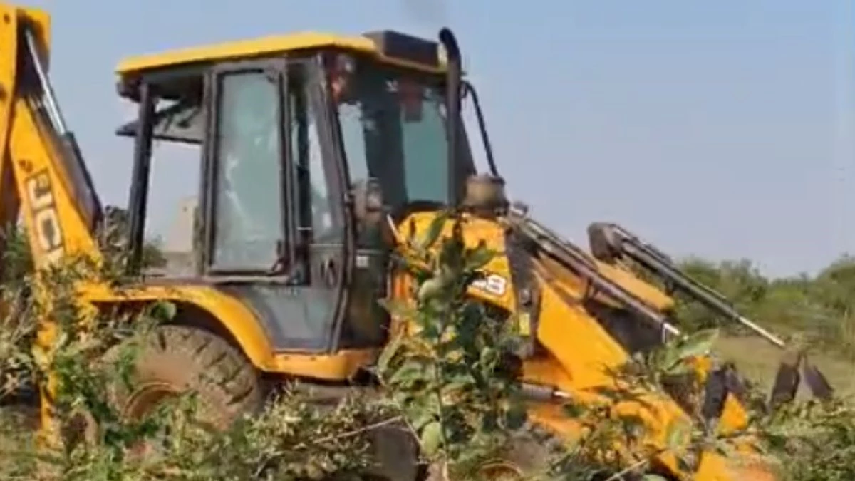 सतना: MP में चला बुलडोजर, 25 हेक्टेयर वनभूमि मुक्त; आदिवासियों के आशियाने उजड़े, बाबाओं को ‘कानूनी’ कब्जे पर सवाल