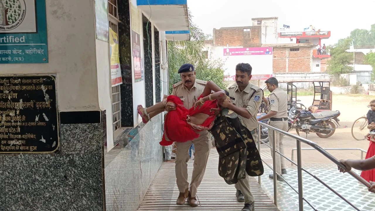 कटनी पुलिस का मानवीय चेहरा: घायल महिला के लिए ‘फरिश्ता’ बनी खाकी, तत्परता से पहुंचाया अस्पताल