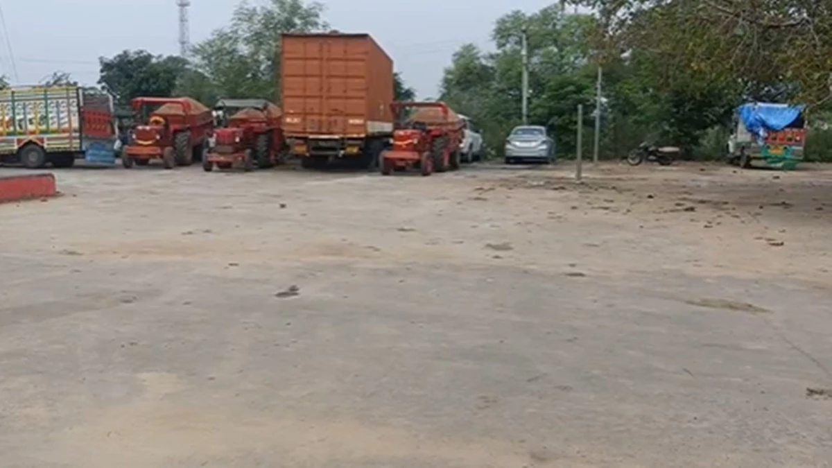 छतरपुर: थाने से अवैध रेत से भरे तीन ट्रैक्टर ले गए दबंग, कलेक्टर ने एसडीएम को जारी किया कारण बताओ नोटिस