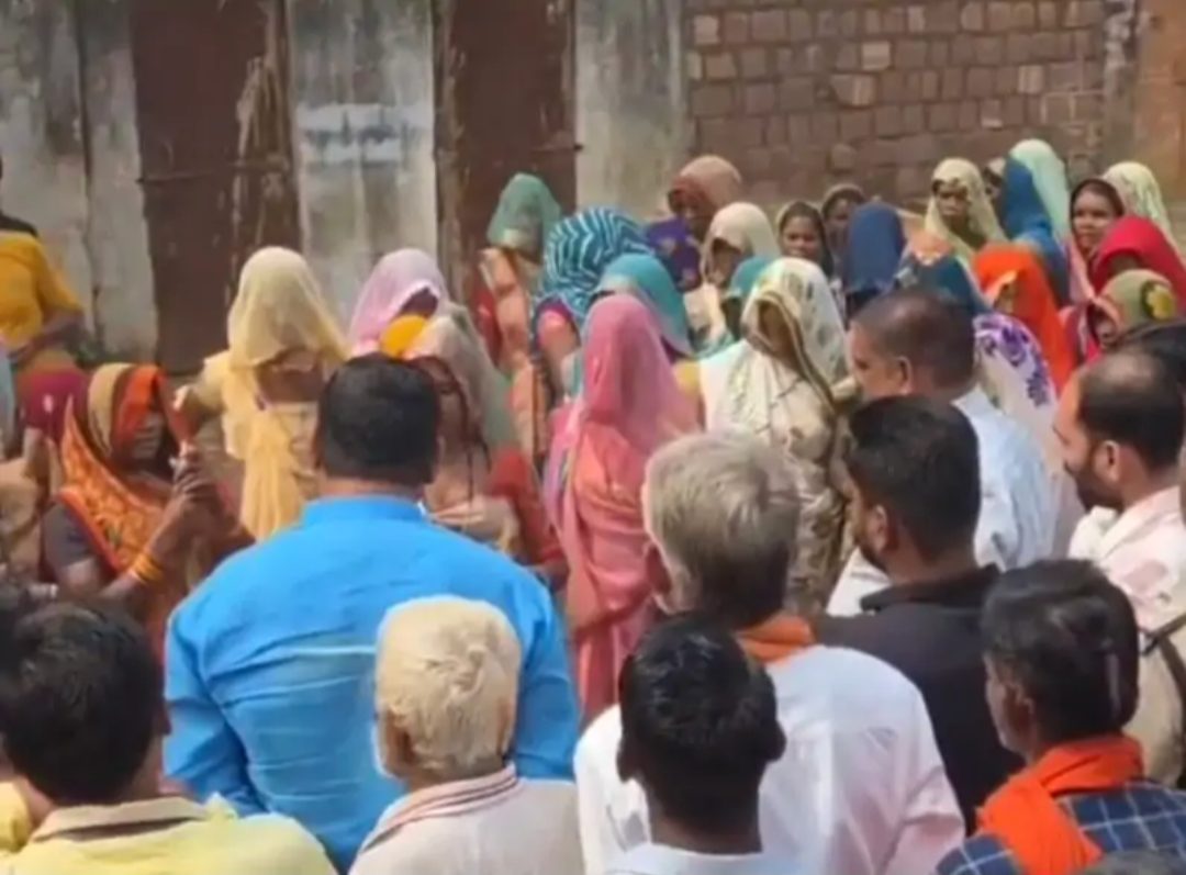 महिलाओं ने बहोरीबंद विधायक का किया विरोध: अवैध शराब, गांजा और सट्टेबाजी के कारोबार को तुरंत बंद करने की मांग