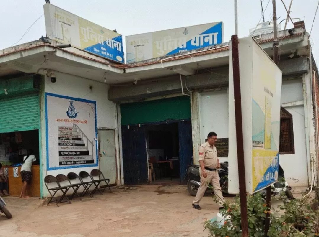 कटनी: बाकल थाने पर हमला, पुलिसकर्मी को पीटा; टीआई लाइन अटैच