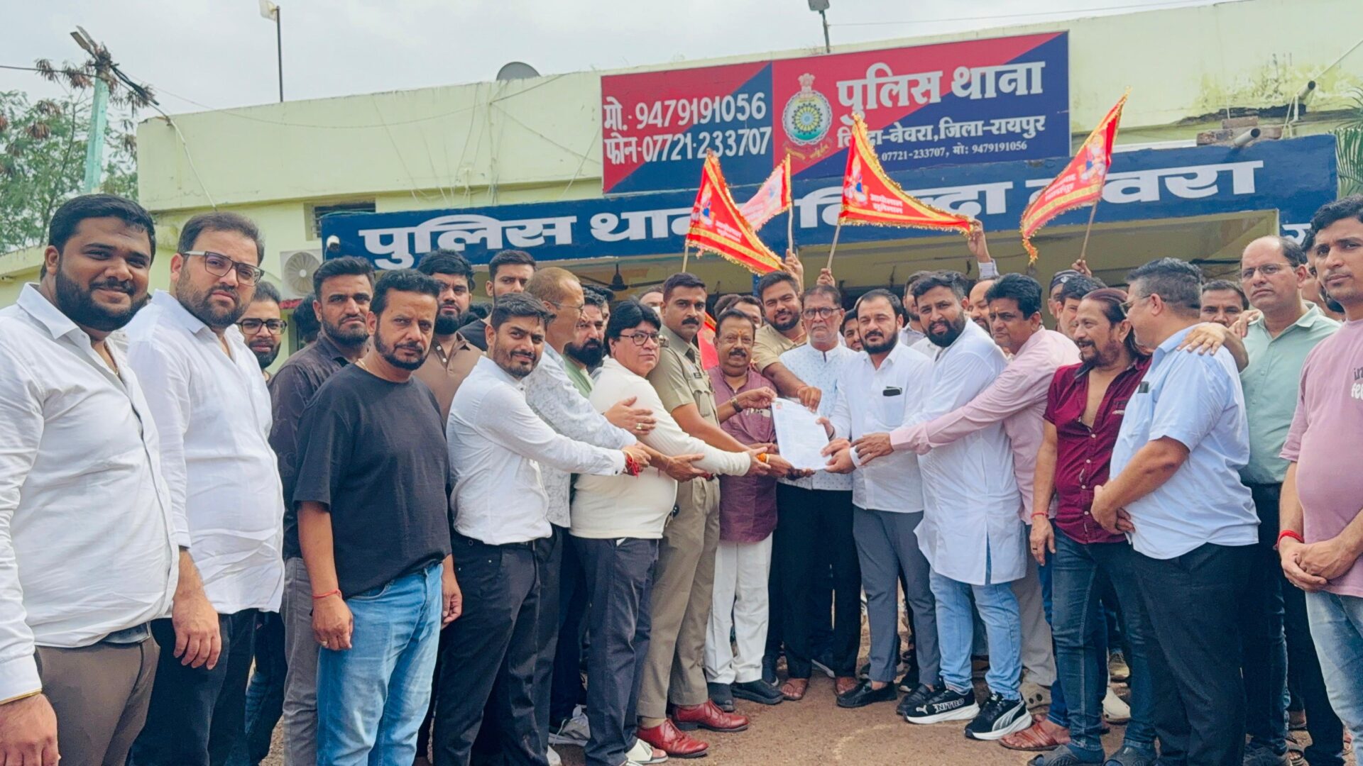 तिल्दा नेवरा: सिंधी समाज ने अमित बघेल के खिलाफ आपत्तिजनक टिप्पणी को लेकर थाने में सौंपा ज्ञापन, कड़ी कार्रवाई की मांग