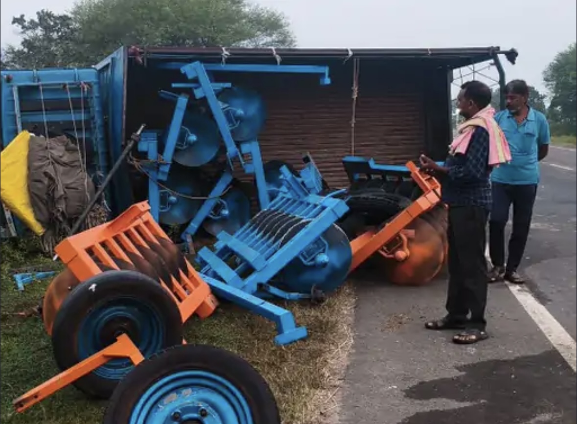 पन्ना-कटनी मार्ग पर ट्रक पलटा: गौवंश को टक्कर मारी, दो की मौत; चालक घायल