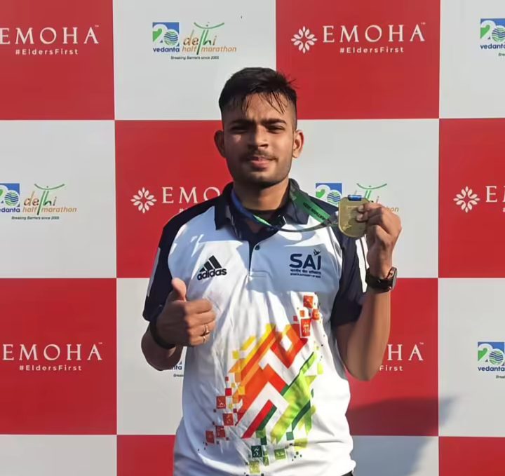 कटनी का लाल दिल्ली में चमका — 19 वर्षीय वेनम बिश्पुरिया ने वैदान्ता हाफ मैराथन में जीता गोल्ड मेडल