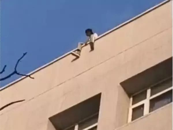 अस्पताल की छत से सुसाइड की कोशिश, VIDEO: रीवा में पांचमंजिला इमारत की बाउंड्री वॉल पर बैठी युवती; गार्ड ने बातों में उलझाकर पकड़ा