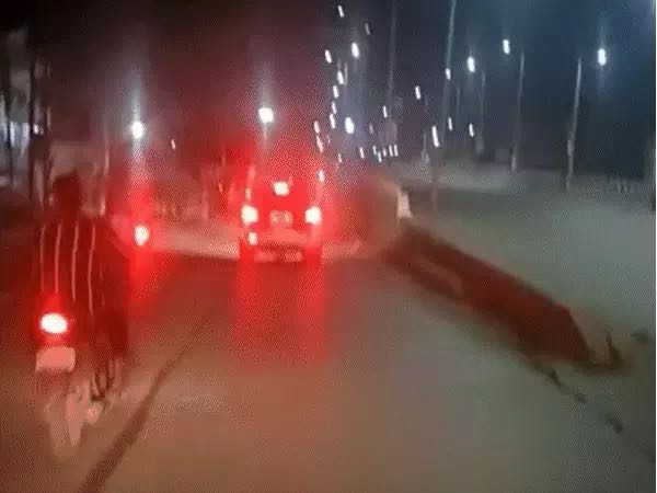 भाजपा नेता के भाई ने पुलिस वाहन से उतारकर पीटा,VIDEO: सतना में झगड़े के बाद मेडिकल कराने जा रहे थे; रास्ते में गाड़ी रोककर मारपीट