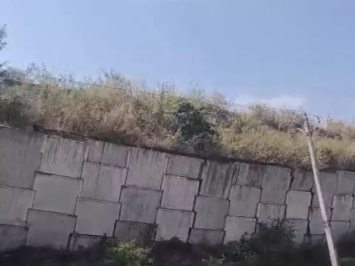 भोपाल में 100 मीटर सड़क धंसी: हादसे के बाद एक लेन का ट्रैफिक रोका गया; इंदौर से सागर को जोड़ती है ये रोड