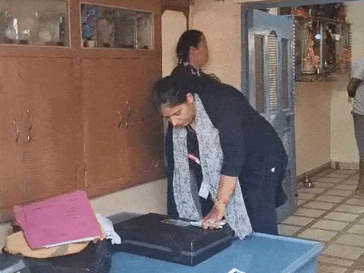 कटनी में राशन दुकान सेल्समैन के ठिकानों पर पहुंची EOW: वेयरहाउस, फार्महाउस समेत जमीनों के दस्तावेज जब्त; आय से 175% अधिक संपत्ति का खुलासा