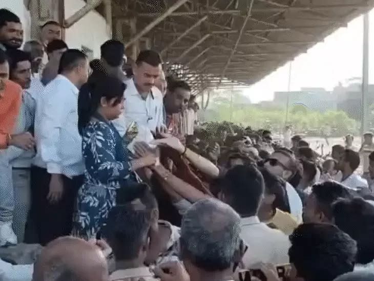 लेडी तहसीलदार ने किसान को थप्पड़ मारा: सागर में खाद बांटने के दौरान हाथ लगने पर भड़कीं; किसानों का हंगामा, SDM ने किया बीचबचाव