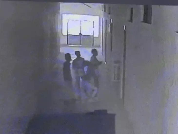 मंदसौर में कॉलेज छात्राओं का कपड़े बदलते समय VIDEO बनाया: युवा उत्सव में शामिल होने आई थी; ABVP के तीन कार्यकर्ता गिरफ्तार, सीसीटीवी आया सामने