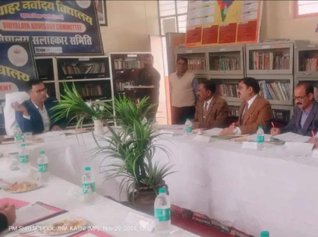 कटनी कलेक्टर ने बीएलओ को किया सम्मानित, बड़वारा क्षेत्र का किया निरीक्षण और नवोदय विद्यालय में ली बैठ