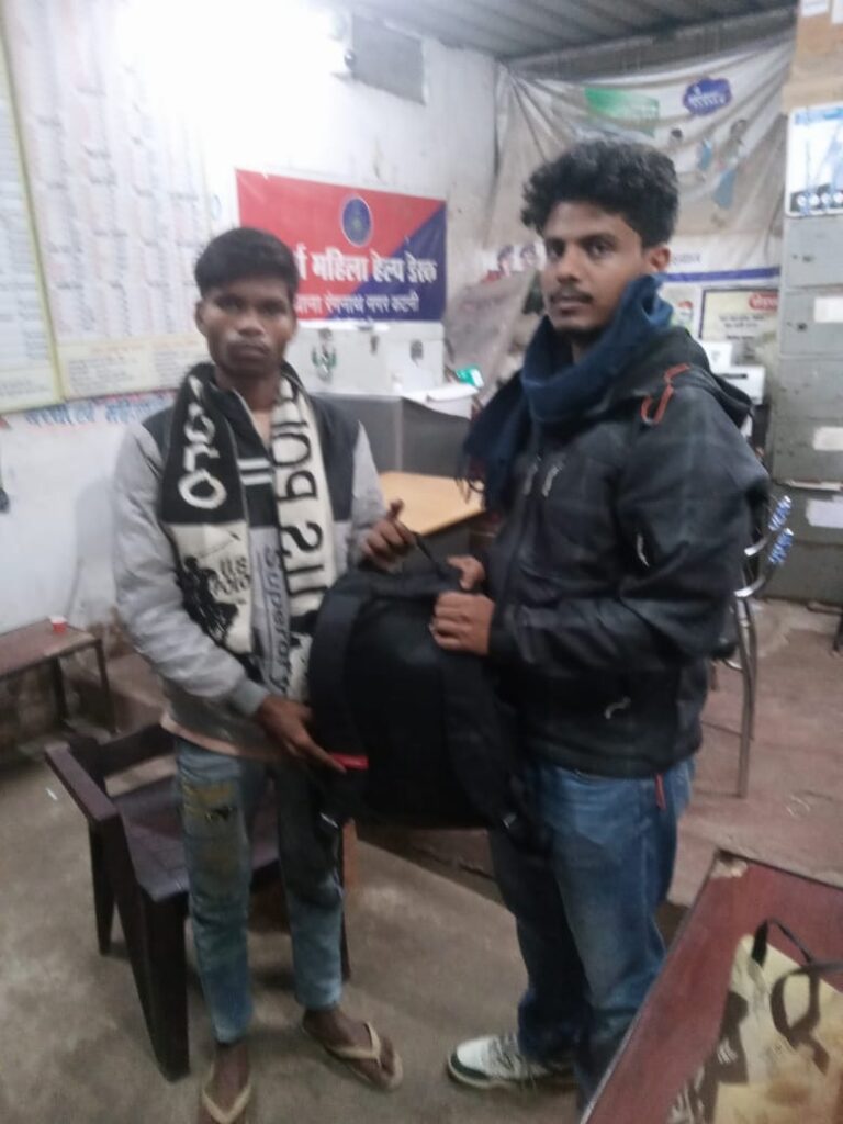 “कटनी में ऑटो चालक ने दिखाई ईमानदारी—लाखों के सामान से भरा बैग थाने पहुंचाकर बना मिसाल”