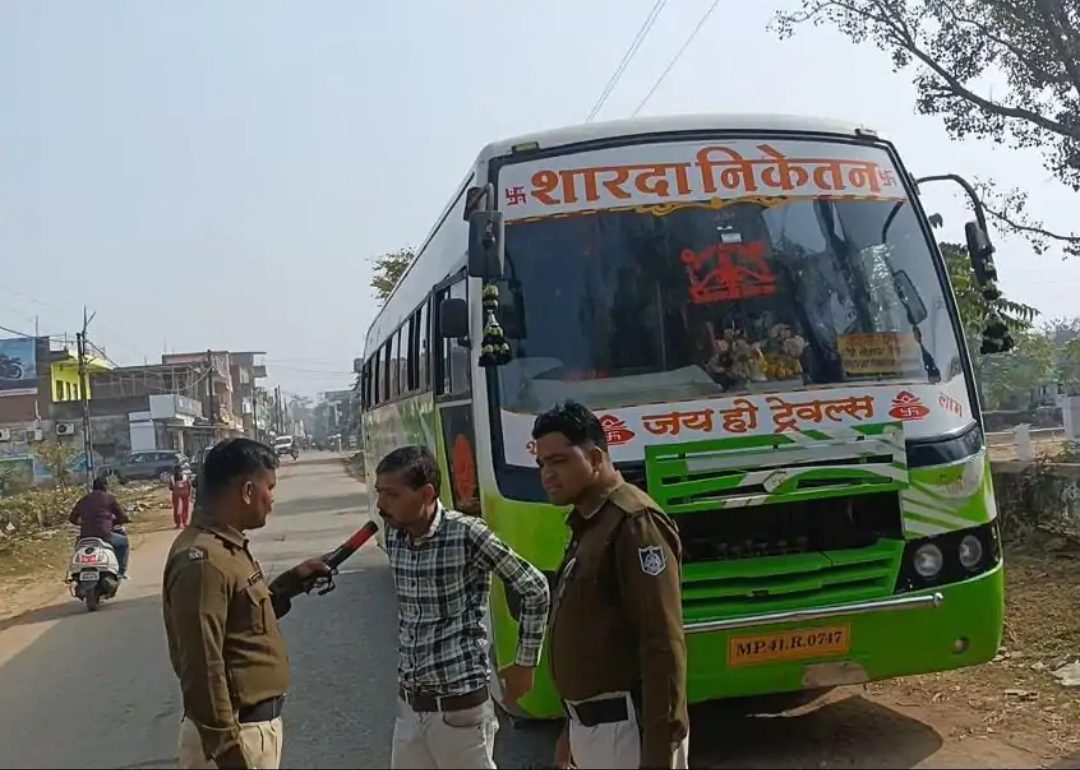 कटनी-दमोह मार्ग पर बड़ा हादसा टला: नशे में धुत बस ड्राइवर गिरफ्तार, पुलिस ने यात्रियों को सुरक्षित रवाना किया