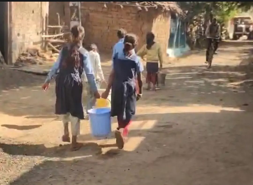 कटनी स्कूल में गहराया जल संकट: शिकायत के बावजूद हल नहीं, आधा किमी दूर से पानी लाने को मजबूर छात्र