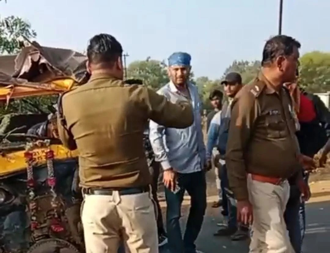 शाहजहांपुर: ऑटो और लोडर की आमने-सामने भीषण भिड़ंत, ऑटो के उड़े परखच्चे