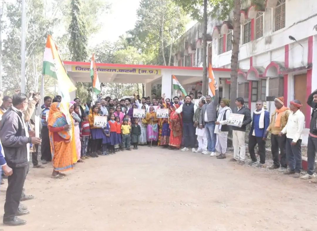 कटनी: कन्हवारा की बदहाल सड़क को लेकर फूटा ग्रामीणों का गुस्सा, युवा कांग्रेस ने घेरा जिला पंचायत कार्यालय