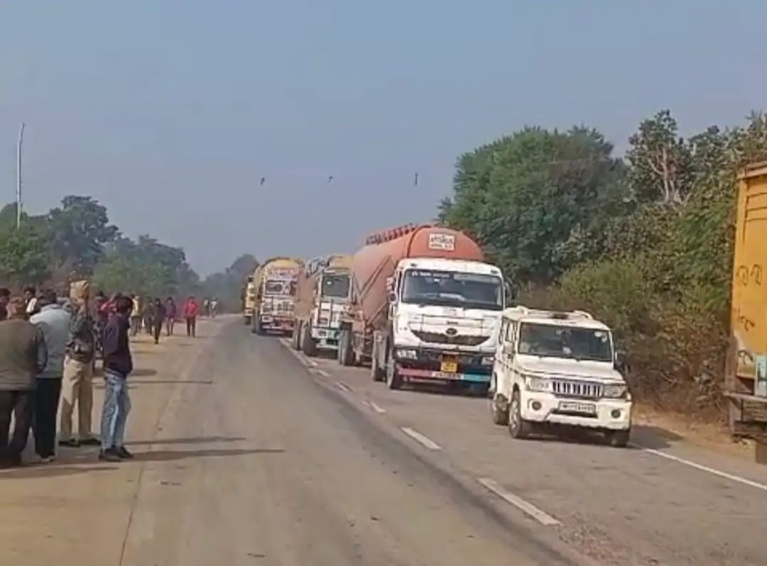 कटनी: नेशनल हाईवे पर स्कूल बस और ट्रक की जोरदार भिड़ंत, एक छात्र गंभीर; NHAI के खिलाफ फूटा गुस्सा, ग्रामीणों ने लगाया लंबा जाम