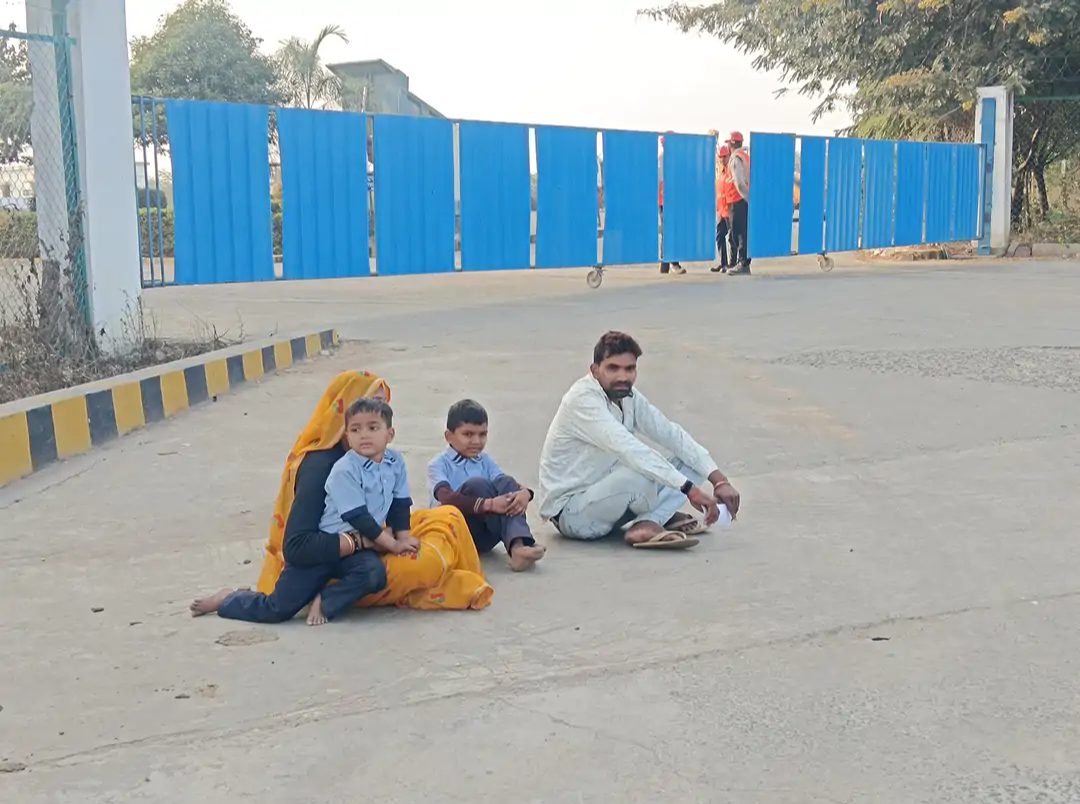 कटनी: जेके सीमेंट प्लांट के बाहर श्रमिक का ‘करो या मरो’ वाला प्रदर्शन, परिवार संग आत्मदाह की चेतावनी से मचा हड़कंप