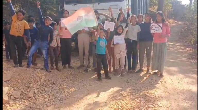 कटनी: बदहाल सड़क पर फूटा जनता का गुस्सा, बड़वारा में छात्रों और ग्रामीणों का विशाल चक्काजाम