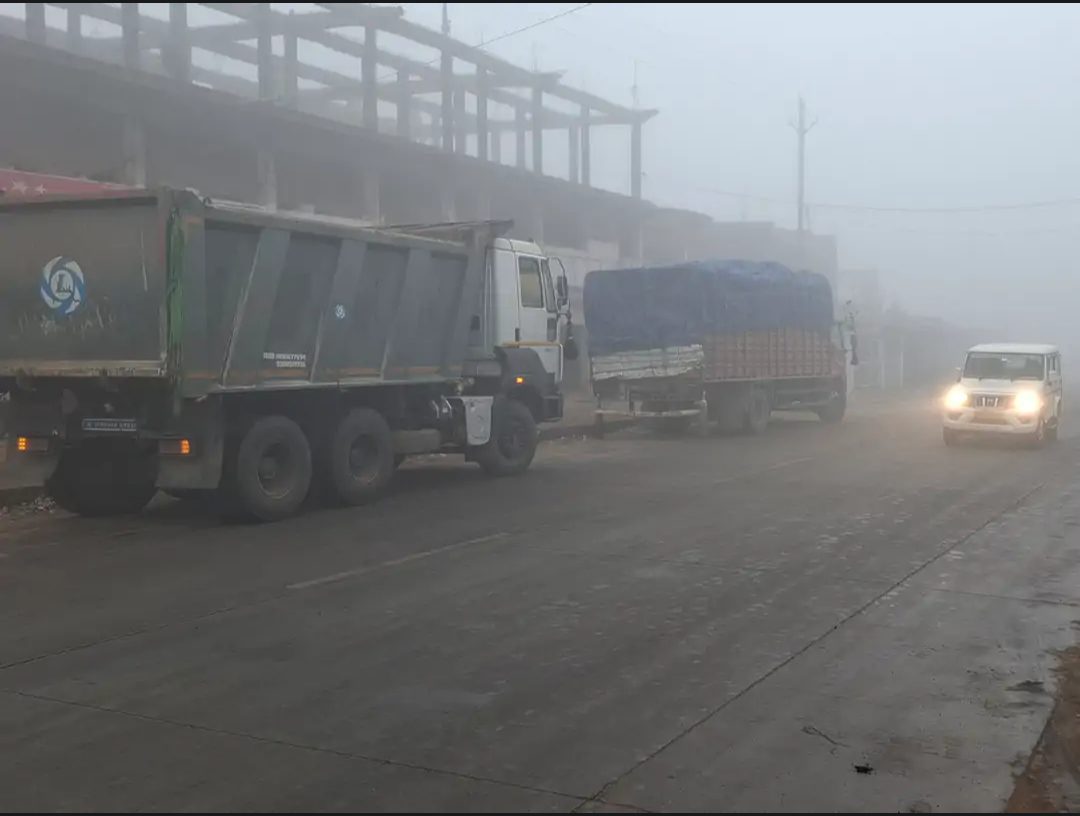 कटनी: घने कोहरे का कहर, हाईवे पर ट्रक ने लोडर को पीछे से मारी जोरदार टक्कर; विजिबिलिटी शून्य होने से दिन में भी हेडलाइट जलाकर रेंगते दिखे वाहन