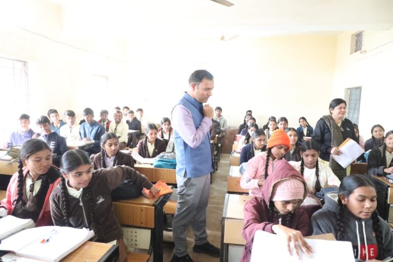 कलेक्टर श्री तिवारी ने विकासखंड बहोरीबंद में स्कूलों, धान उपार्जन व खाद वितरण केंद्रों का किया औचक निरीक्षण