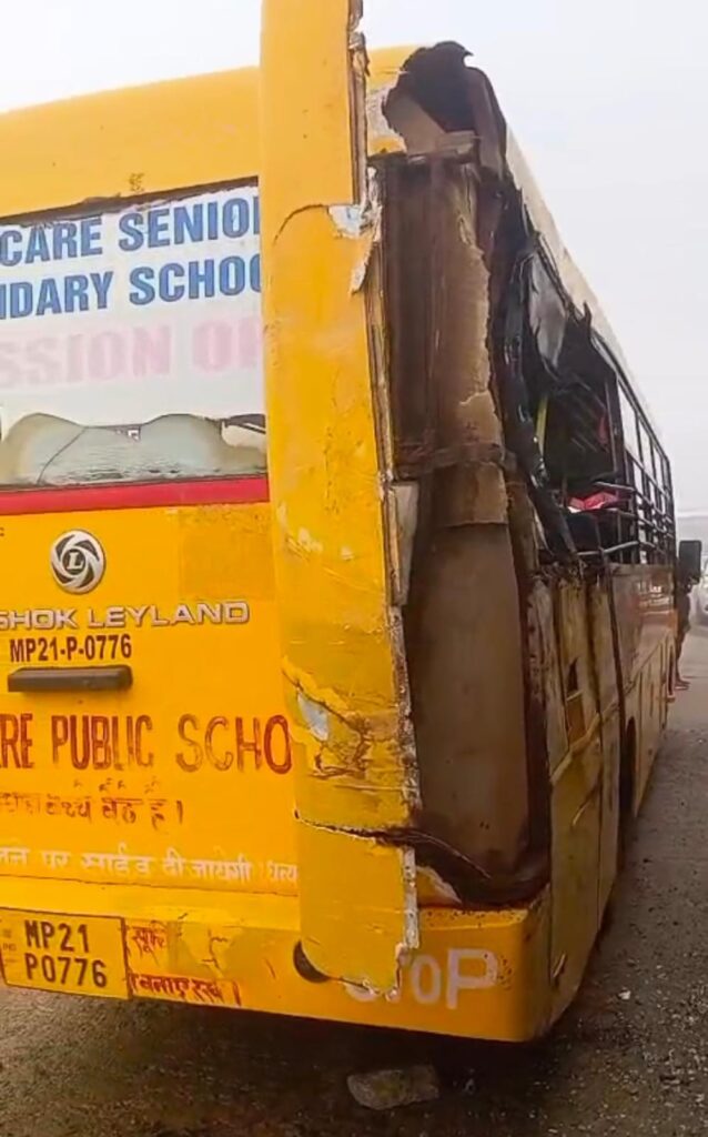 कटनी: NH-43 पर ट्रक ने स्कूली बस को मारी टक्कर, एक छात्र गंभीर