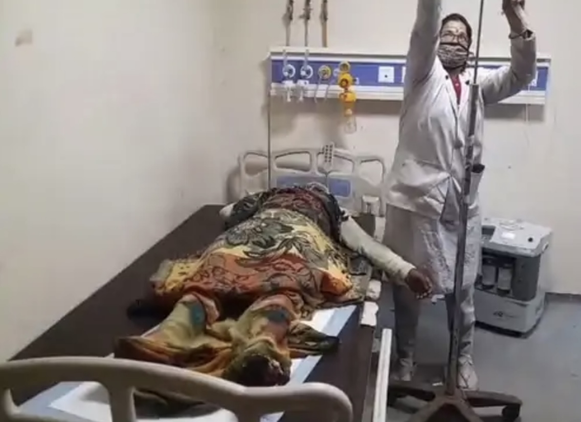 TC पर महिला को धक्का देने का आरोप, पैर कटा: कटनी के खन्ना बंजारी स्टेशन पर हादसा; घायल जिला अस्पताल रेफर